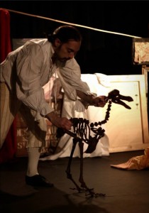 Stephane Botti manipulant une marionnette dans L'Os du dodo - photo de Julien Coupet